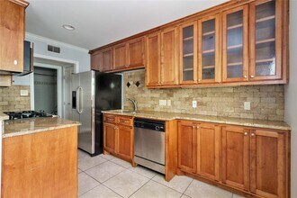 Building Photo - 407 E 45th St