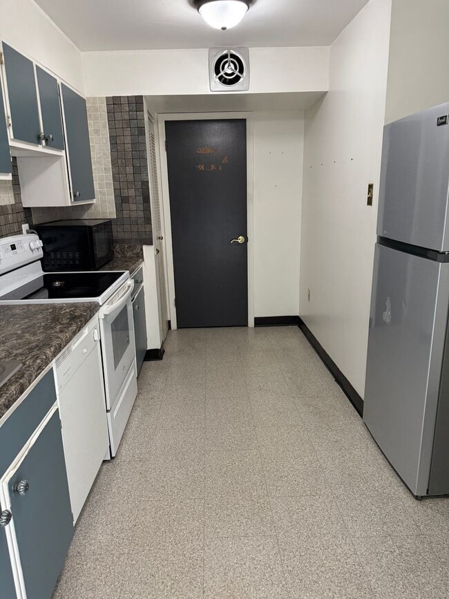 Building Photo - Linden Street Apartment GREAT Location ,in...