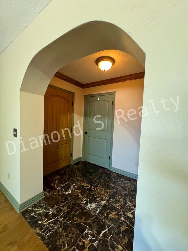 Building Photo - 3 Bedroom / 2 Bath - Golden Acres Subdivis...