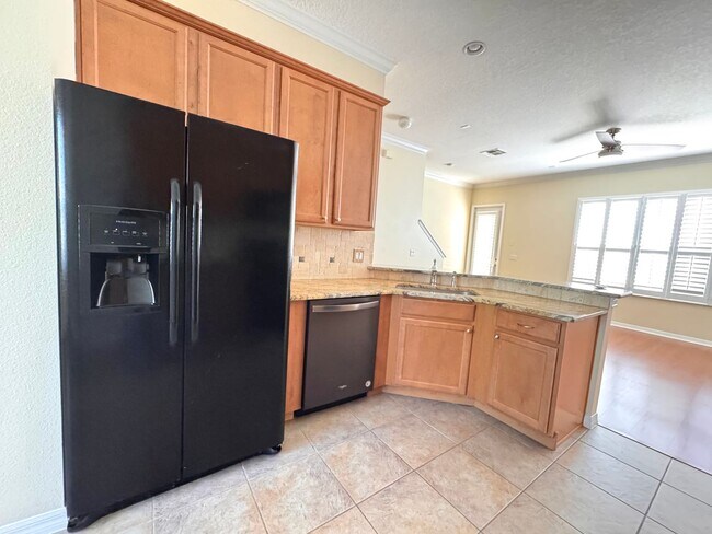 Building Photo - 3 Bedroom, 2.5 Bath Townhome in Oviedo!