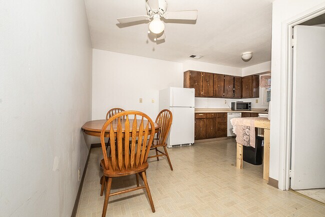 Building Photo - Fully Furnished Huge 2 bedroom