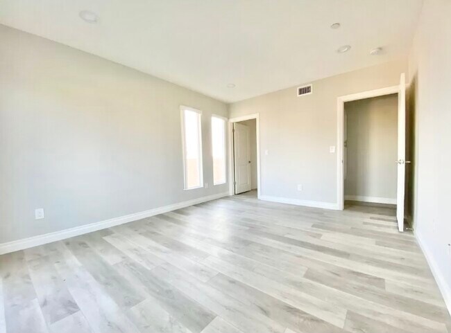 Building Photo - 407 N Harvard Blvd
