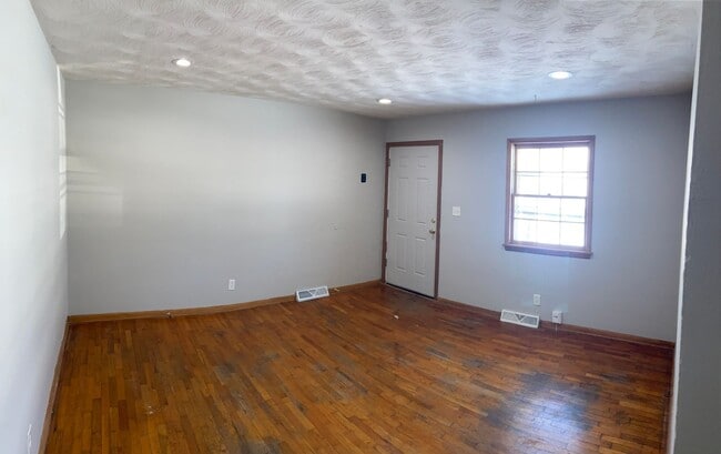 Building Photo - 623 N Belview Ave