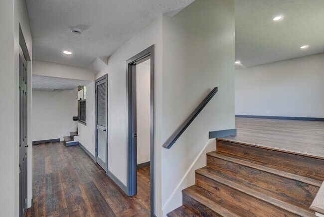 Main Entry - 11680 Meredith Ave