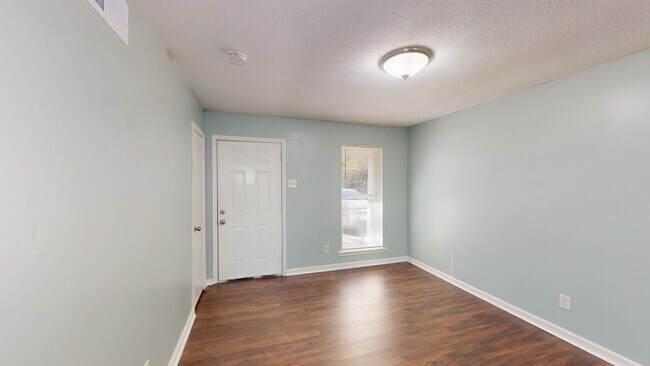 Building Photo - 3050 Briarwood Dr