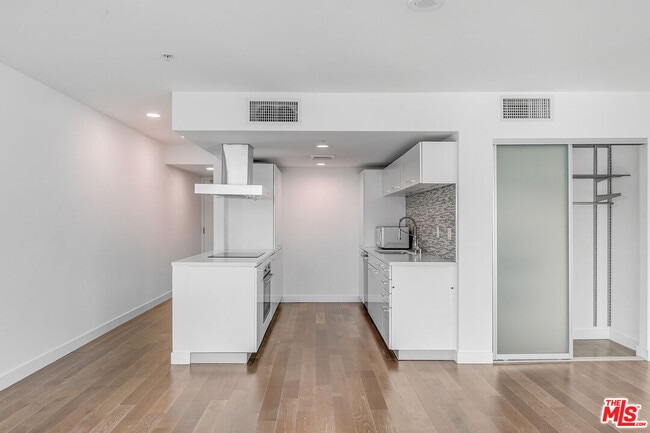 Building Photo - 901 Flower St