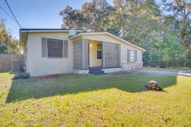 Building Photo - Well-Located 3BR, 2BA Pensacola Home with Hardwood Floors, Bonus Den, Updated Bathroom & Fully Fe...