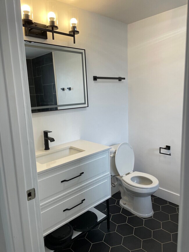 Baño reformado - 6125 E Indian School Rd