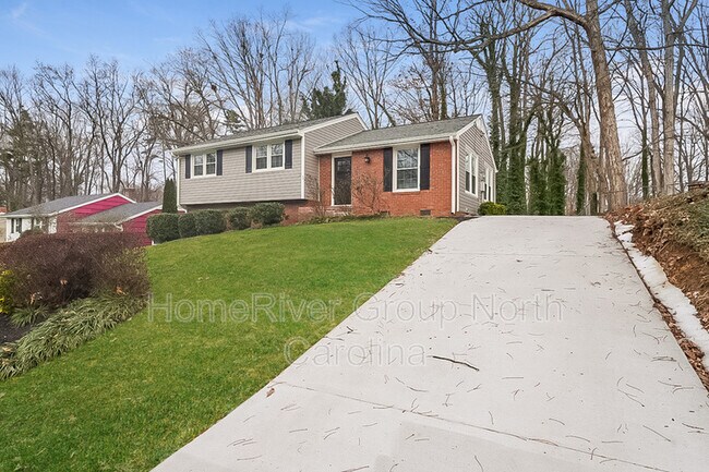 Building Photo - 2608 Robin Hood Dr