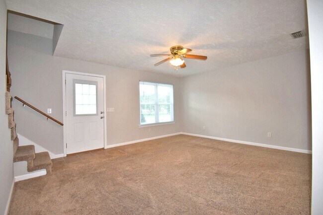 Building Photo - Wonderful spacious 3BR/2.5BA w/garage, fen...