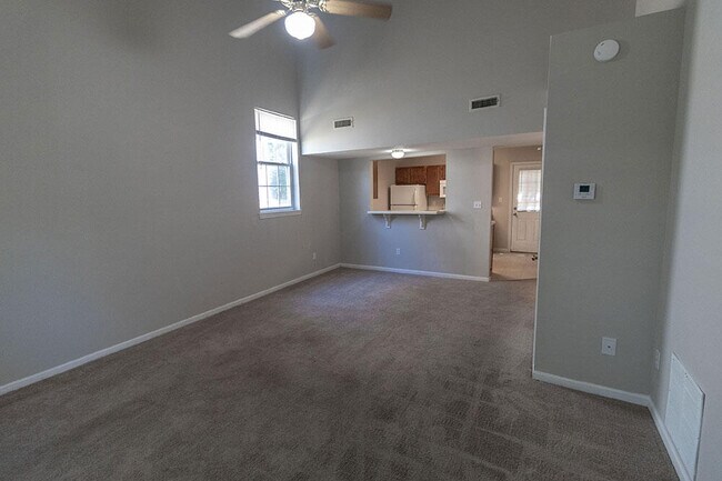 Building Photo - 5569 Pinehurst Ln