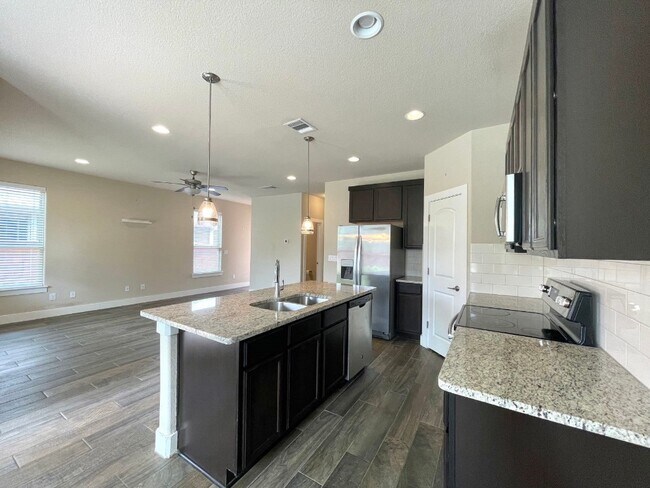 Foto del edificio - 464 High Tech Dr