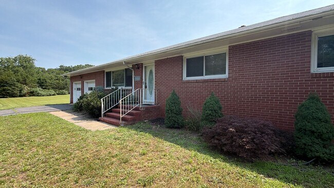 Foto del edificio - Move-In Ready 3-Bed, 2.5-Bath Home with a Beautiful Big Yard in Peaceful Jackson, NJ
