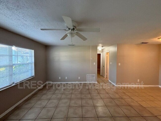 Foto del edificio - 2437 Chase Ave