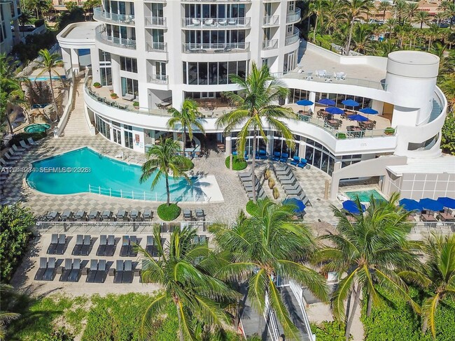 Building Photo - 17375 Collins Ave