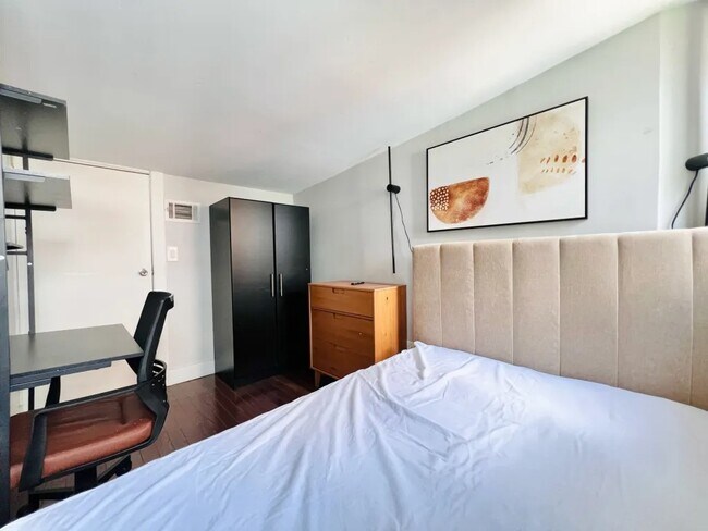 Foto del edificio - Furnished room/NOT APARTMENT