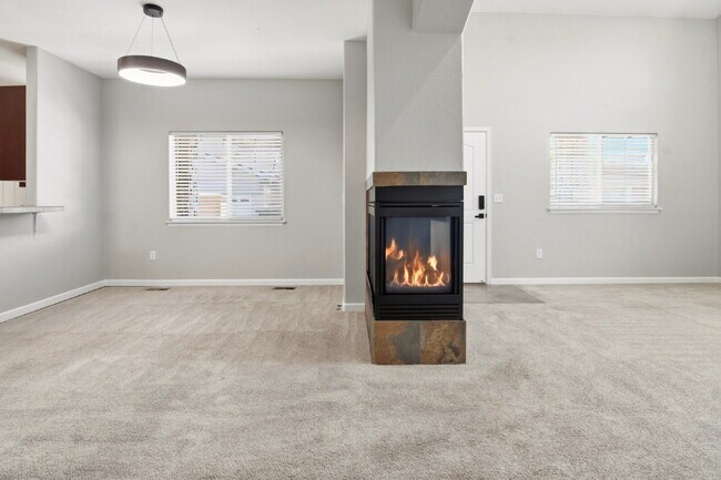 Foto del edificio - $2,990.95 - 4 Bed, 3 Bath Townhome In Commerce City with Central AC and In Unit Laundry!