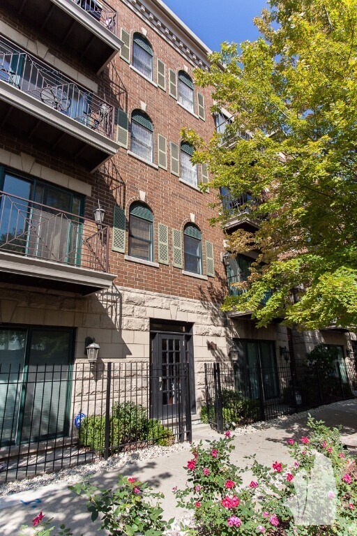 Building Photo - 1143 W Roscoe St