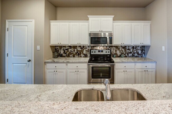Building Photo - Gorgeous 4 Bed, 4.5 Bath Townhome in South...