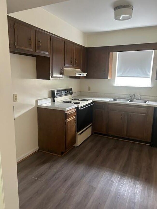 Building Photo - New Listing!