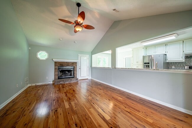 Building Photo - Cute house in Harris County on 3 acres