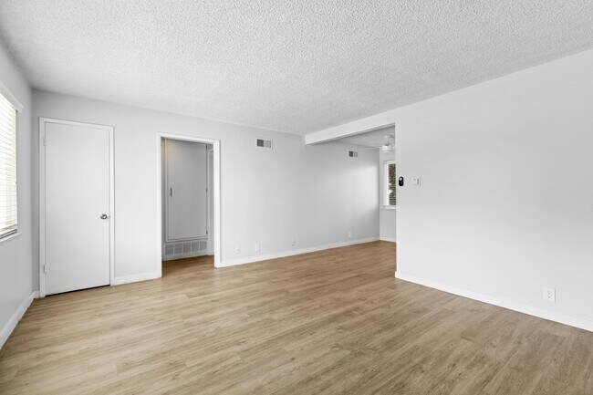 Building Photo - Huntington Villas