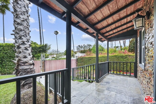 Building Photo - 1126 S Bundy Dr