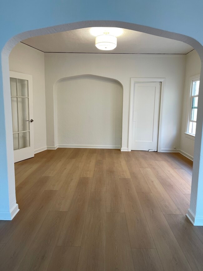 Building Photo - 129 1/2 N Kenmore Ave