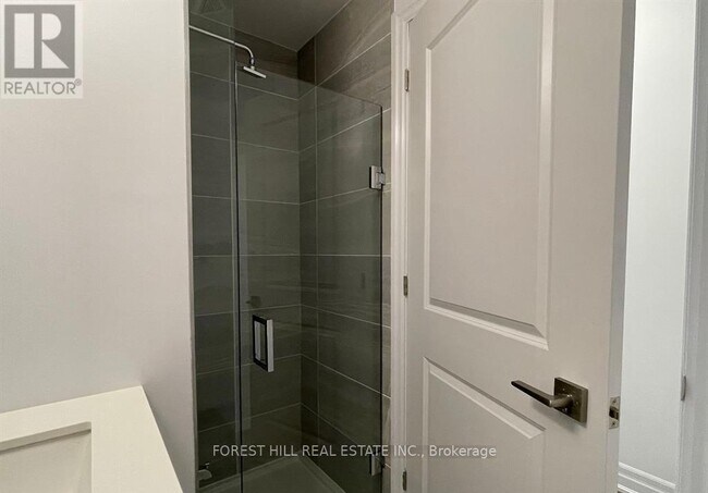 Photo du bâtiment - 30 Elm Dr W