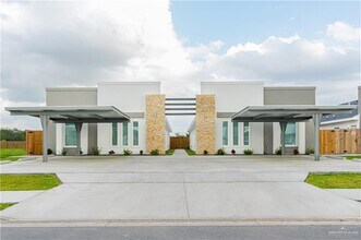 Building Photo - 221 Rafael Dr