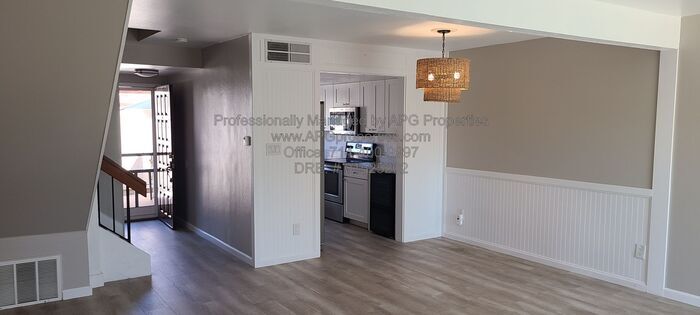 Foto principal - Cozy two-story 2 bedroom / 2.5 bathroom Co...