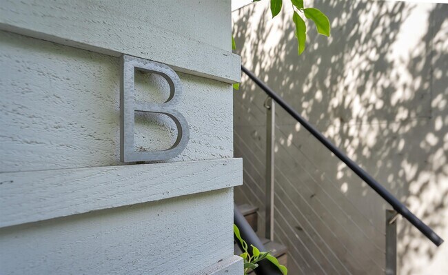 Building Photo - 716 Hampton Dr