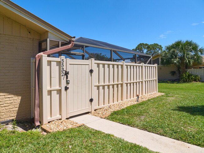 Foto del edificio - 5532 Golden Eagle Cir