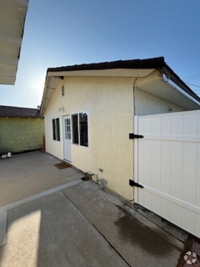 Building Photo - 1641 W Buena Vista Ave
