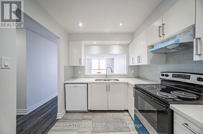 Photo du bâtiment - 2470-2470 Eglinton Ave W