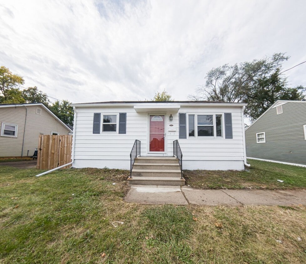 Foto principal - Updated 2 Bedroom 1 Bath with Large Backyard!