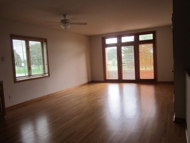 Sala de estar - 6640 N Harlem Ave