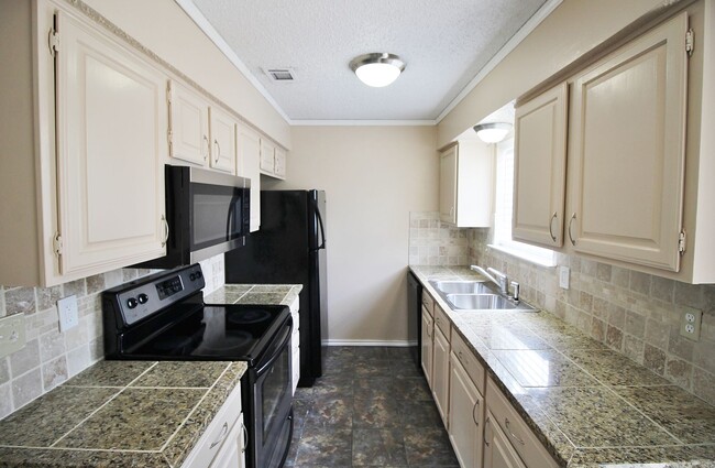 Building Photo - NEW AND UPDATED LISTING! Updated 2-Story 2...