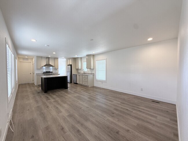 Foto del edificio - 2060 N Center St