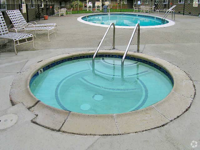 Whirlpool - City Walk Apartments
