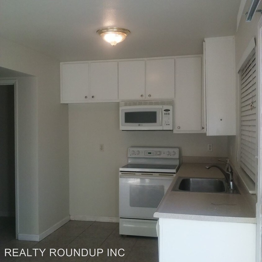 Building Photo - 7682 La Mancha Way