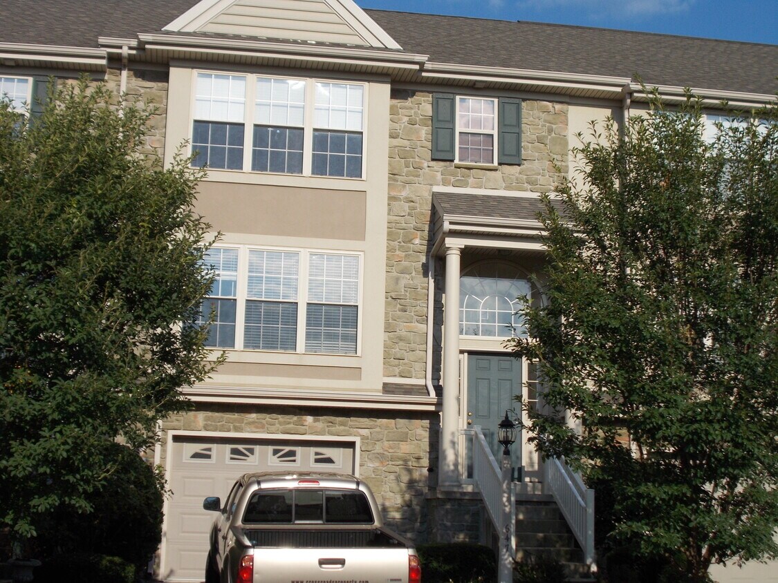 Primary Photo - 647 Royal View Dr