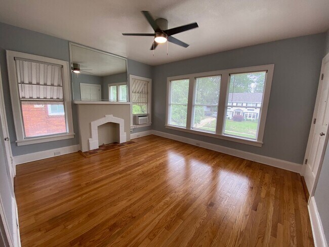 Building Photo - Newly Remodeled South Highlands Apartment