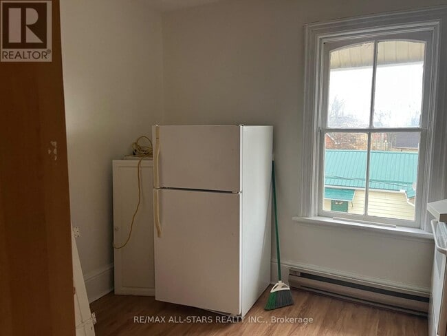 Photo du bâtiment - 4 Kent St W