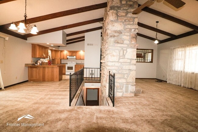 Foto del edificio - 3 br, 3 bath House - 230 E 9th St.