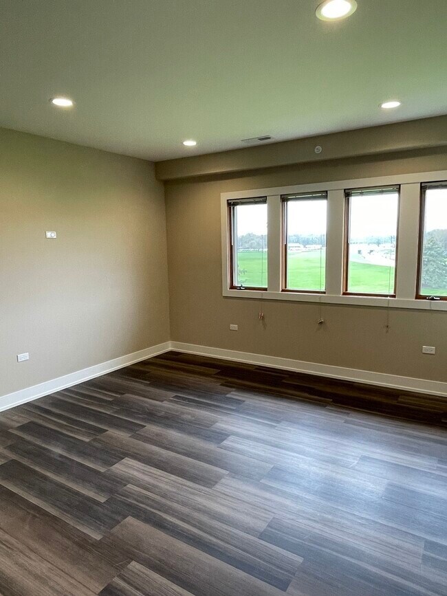 Building Photo - 400 E Hillcrest Dr