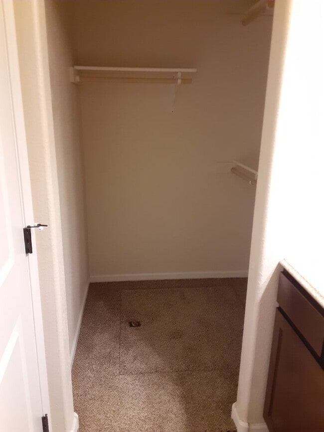 Building Photo - 3 Bedroom, 2 Bath Home with Attached 2-Car...