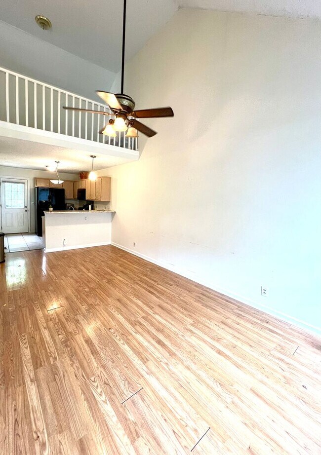 Foto del edificio - $2100/Mo- Fenced Back Yard- Cozy and Spaci...