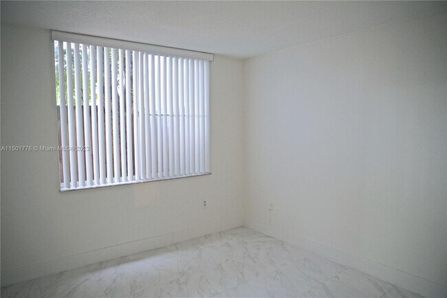 Building Photo - 1740 NW N River Dr