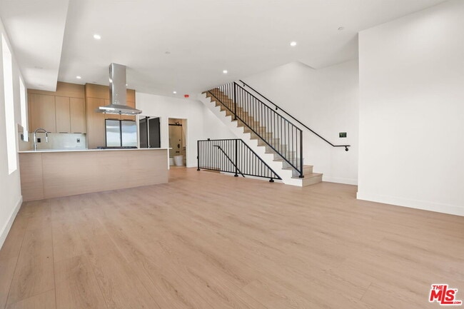 Building Photo - 2133 S Longwood Ave